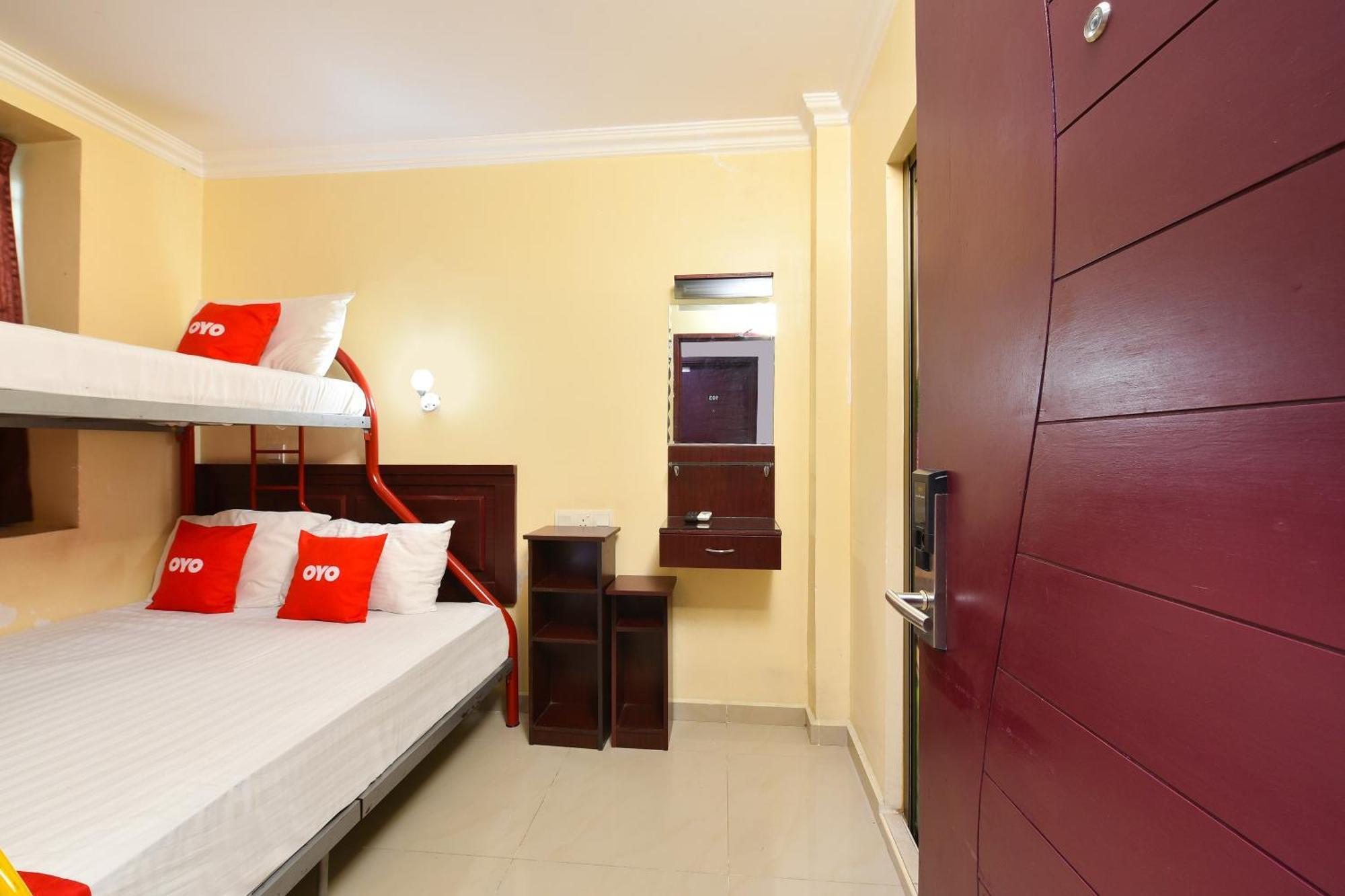 פטלין ג'איה Super Oyo 90562 J Hotel Pj מראה חיצוני תמונה