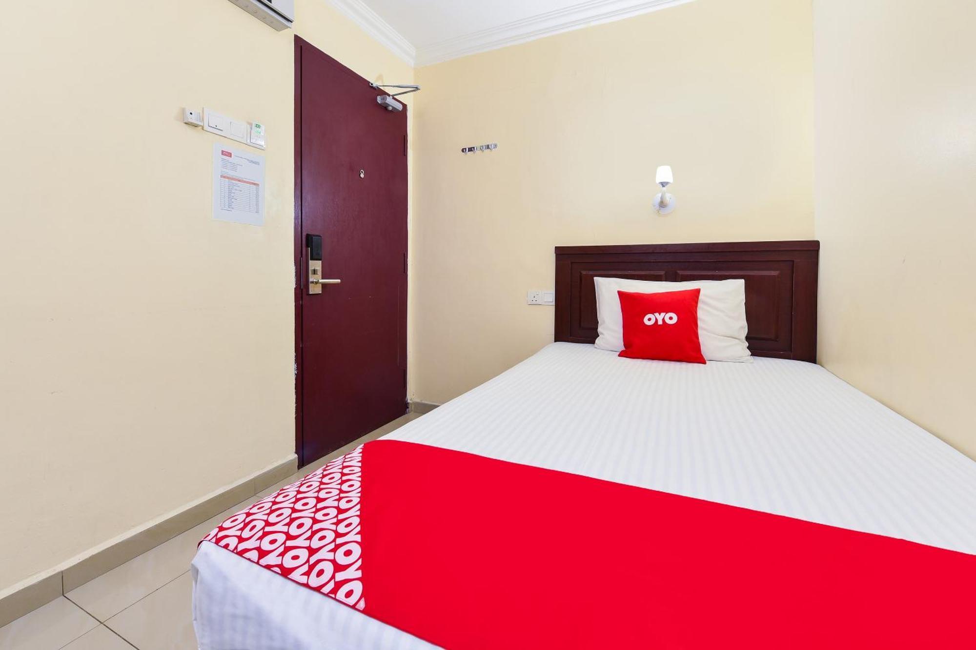 פטלין ג'איה Super Oyo 90562 J Hotel Pj מראה חיצוני תמונה